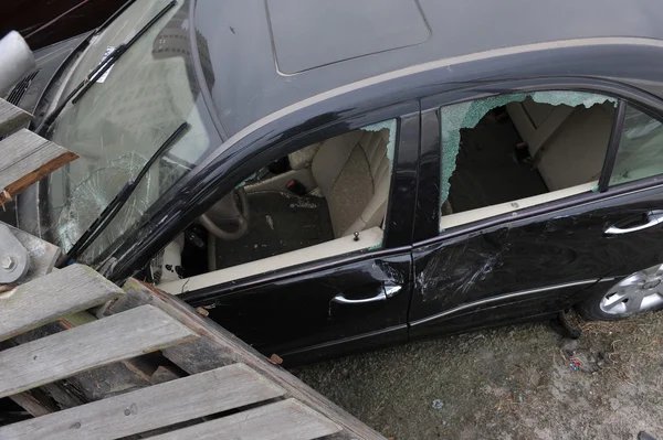 Квинс, Нью-Йорк - НОЯБРЬ 11: Разбитые автомобили на стоянке в Рокавей из-за удара урагана Сэнди в Квинсе, Нью-Йорк, США, 11 ноября 2012 года . — стоковое фото