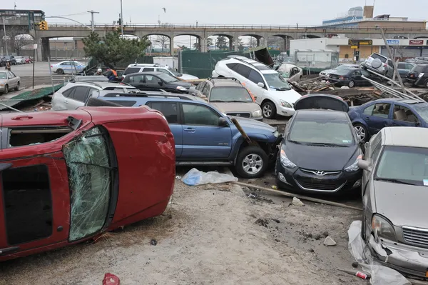 QUEENS, NY - 11 DE NOVIEMBRE: Coches deformados en el estacionamiento en Rockaway debido al impacto del huracán Sandy en Queens, Nueva York, EE.UU., el 11 de noviembre de 2012 . —  Fotos de Stock
