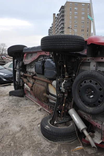 QUEENS, NY - NOVEMBER 11: Deamaged cars at parking lot in the Rockaway due to impact from Hurricane Sandy in Queens, New York, U.S., on Novemeber 11, 2012. — Stock Photo, Image