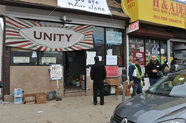 Queens, ny - 11 november: hulp met warm voedsel, kleding en levert in de rockaway beach gebied na gevolgen van orkaan zandstrand in queens, new york, VS, 11 november 2012. — Stockfoto