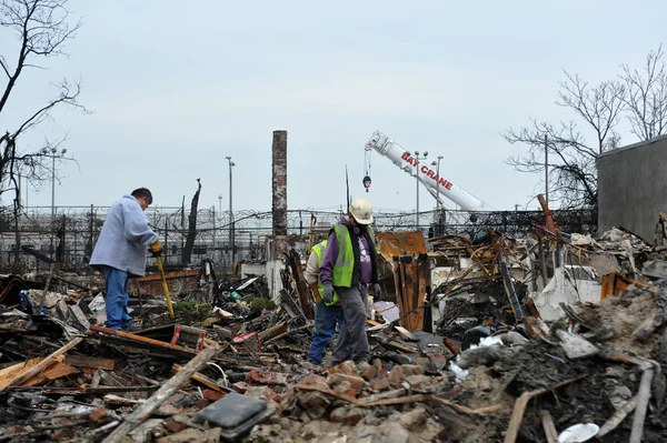 QUEENS, NY - NOVEMBER 11: working on buildings ruins ater massive fire in the Rockaway due to impact from Hurricane Sandy in Queens, New York, U.S., on Novemeber 11, 2012. — Stock Photo, Image