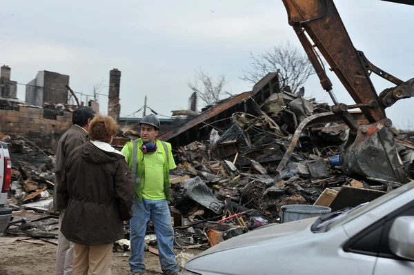 QUEENS, NY - NOVEMBRO 11: trabalhando em ruínas de edifícios com fogo maciço no Rockaway devido ao impacto do furacão Sandy em Queens, Nova York, EUA, em 11 de novembro de 2012 . — Fotografia de Stock