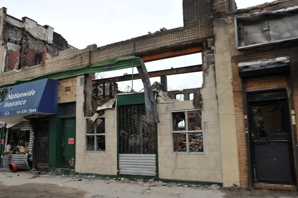QUEENS, NY - 11 ноября: работа над разрушенными зданиями привела к массивному пожару в Рокавей из-за урагана Сэнди в Квинсе, Нью-Йорк, США, 11 ноября 2012 года . — стоковое фото