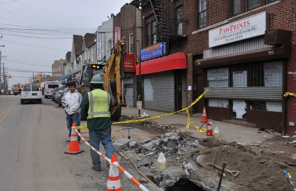 QUEENS, NY - 11 DE NOVIEMBRE: Recuperación dañada de carreteras y secuelas en el área de Rockaway debido al impacto del huracán Sandy en Queens, Nueva York, EE.UU., el 11 de noviembre de 2012 . —  Fotos de Stock