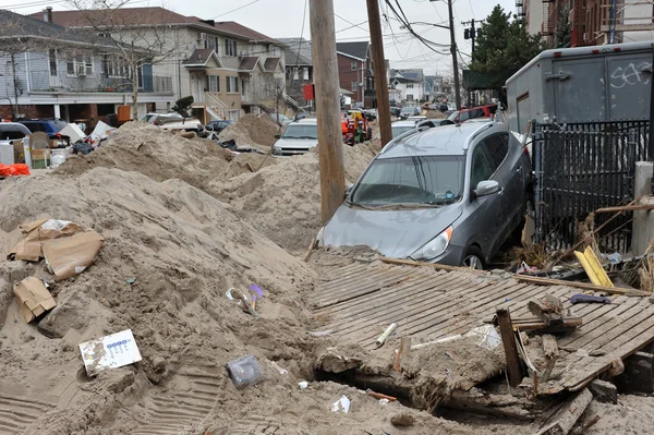 QUEENS, NY - 11 DE NOVIEMBRE: Coche deformado en el Rockaway debido al impacto del huracán Sandy en Queens, Nueva York, EE.UU., el 11 de noviembre de 2012 . —  Fotos de Stock