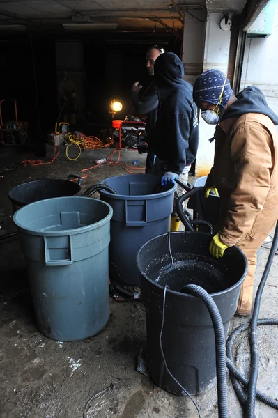 QUEENS, NY - 11 DE NOVIEMBRE: Recuperación de sótano y secuelas inundadas en las casas del área de la playa Rockaway debido al impacto del huracán Sandy en Queens, Nueva York, EE.UU., el 11 de noviembre de 2012 . —  Fotos de Stock