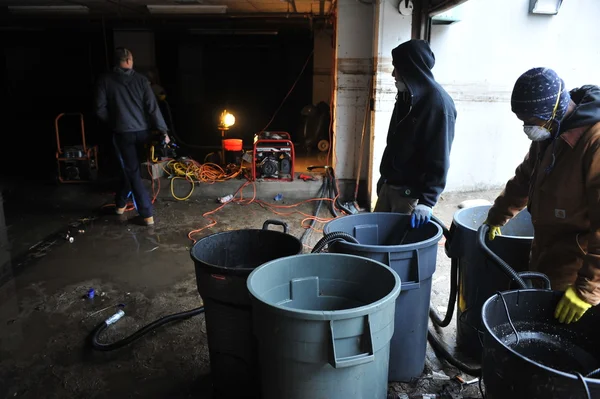 QUEENS, NY - NOVEMBRO 11: Inundado porão e recuperação de rescaldo nas casas de praia de Rockaway devido ao impacto do furacão Sandy em Queens, Nova York, EUA, em 11 de novembro de 2012 . — Fotografia de Stock