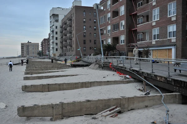 QUEENS, NY - 11 DE NOVIEMBRE: Las casas dañadas y la recuperación de las secuelas del paseo marítimo en el área de la playa Rockaway debido al impacto del huracán Sandy en Queens, Nueva York, EE.UU., el 11 de noviembre de 2012 . — Foto de Stock