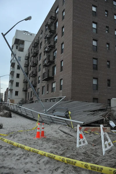 Queens, ny - 11 november: beschadigde huizen en promenade nasleep herstel in de rockaway beach gebied verschuldigde gevolgen van orkaan sandy in queens, new york, VS, op 11 november 2012. — Stockfoto