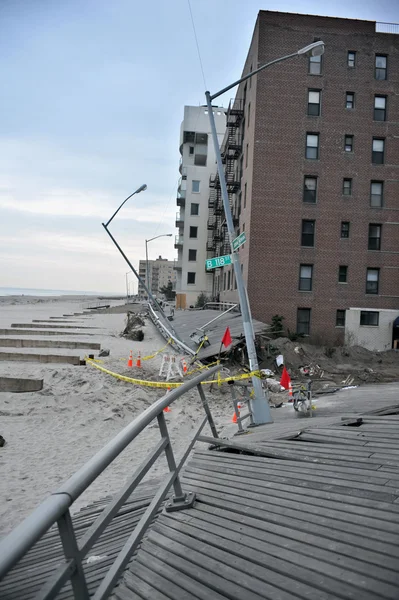 QUEENS, NY - 11 NOVEMBRE: Case danneggiate e passerella dopo il recupero nella zona della spiaggia di Rockaway a causa dell'impatto dell'uragano Sandy nel Queens, New York, Stati Uniti, l '11 novembre 2012 . — Foto Stock