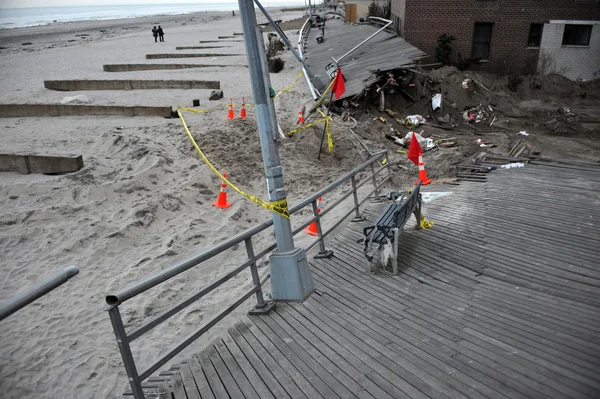 Queens, ny - 11 november: beschadigde huizen en promenade nasleep herstel in de rockaway beach gebied verschuldigde gevolgen van orkaan sandy in queens, new york, VS, op 11 november 2012. — Stockfoto