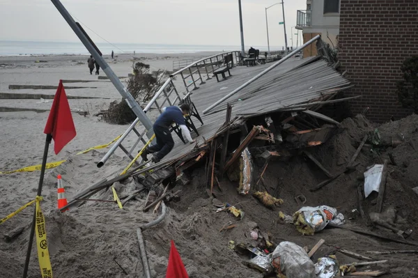 Queens, ny - 11 november: skadad hem och boardwalk efterdyningarna återhämtning i rockaway beach på grund av för att påverka från orkanen sandy i queens, new york, USA, den 11 november, 2012. — Stockfoto