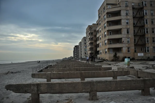 QUEENS, NY - NOVEMBER 11: Damaged homes and boardwalk aftermath recovery in the Rockaway beach area due to impact from Hurricane Sandy in Queens, New York, U.S., on November 11, 2012. — Stock Photo, Image