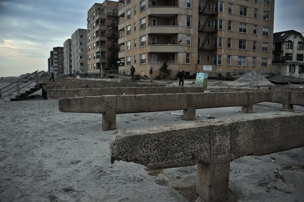 QUEENS, NY - NOVEMBER 11: Damaged homes and boardwalk aftermath recovery in the Rockaway beach area due to impact from Hurricane Sandy in Queens, New York, U.S., on November 11, 2012. — Stock Photo, Image