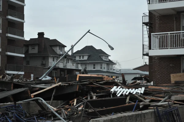 Queens, ny - 11 november: skadad hem och boardwalk efterdyningarna återhämtning i rockaway beach på grund av för att påverka från orkanen sandy i queens, new york, USA, den 11 november, 2012. — Stockfoto