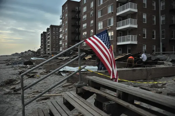 КВИНС, штат Нью-Йорк - НОЯБРЬ 11: Поврежденные дома и разрушения, вызванные последствиями урагана Сэнди в Квинсе, штат Нью-Йорк, США, 11 ноября 2012 года . — стоковое фото