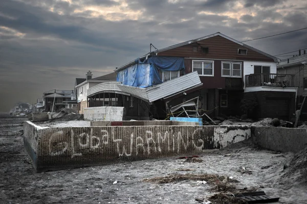 QUEENS, NY - NOVEMBRO 11: Casas danificadas sem energia à noite na praia Rockaway - Bel Harbor area due to impact from Hurricane Sandy in Queens, New York, U.S., on November 11, 2012 . — Fotografia de Stock