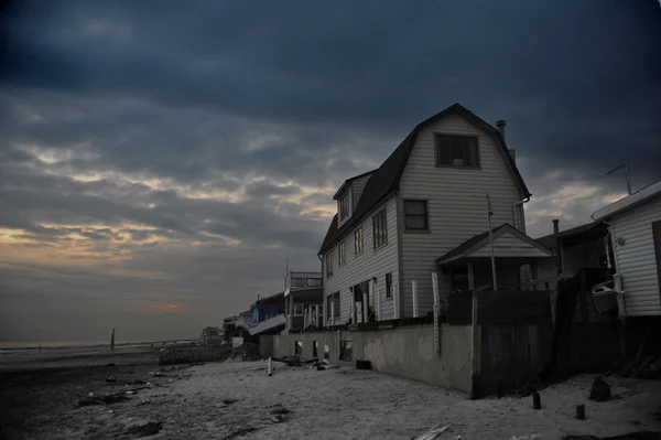 QUEENS, NY - NOVEMBER 11: Damaged houses without power at night in the Rockaway beach - Bel Harbor area due to impact from Hurricane Sandy in Queens, New York, U.S., on November 11, 2012. — Stock Photo, Image