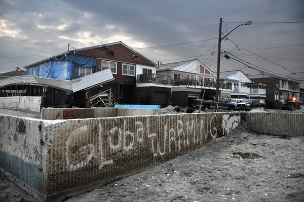 QUEENS, NY - 11 NOVEMBRE: Case danneggiate senza elettricità di notte nella spiaggia di Rockaway - Bel Harbor area a causa dell'impatto dell'uragano Sandy nel Queens, New York, Stati Uniti, l '11 novembre 2012 . — Foto Stock