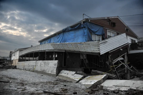 QUEENS, NY - 11 NOVEMBRE: Case danneggiate senza elettricità di notte nella spiaggia di Rockaway - Bel Harbor area a causa dell'impatto dell'uragano Sandy nel Queens, New York, Stati Uniti, l '11 novembre 2012 . — Foto Stock