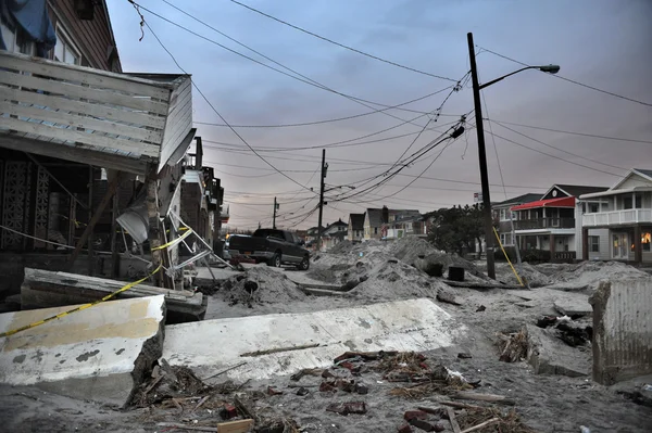 QUEENS, NY - NOVEMBRO 11: Casas danificadas sem energia à noite na praia Rockaway - Bel Harbor area due to impact from Hurricane Sandy in Queens, New York, U.S., on November 11, 2012 . — Fotografia de Stock