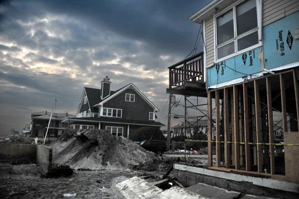 QUEENS, NY - NOVEMBRO 11: Casas danificadas sem energia à noite na praia Rockaway - Bel Harbor area due to impact from Hurricane Sandy in Queens, New York, U.S., on November 11, 2012 . — Fotografia de Stock