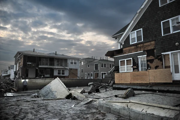 QUEENS, NY - 11 NOVEMBRE : Maisons endommagées sans électricité la nuit sur la plage Rockaway - Région de Bel Harbor en raison de l'impact de l'ouragan Sandy dans le Queens, New York, États-Unis, le 11 novembre 2012 . — Photo