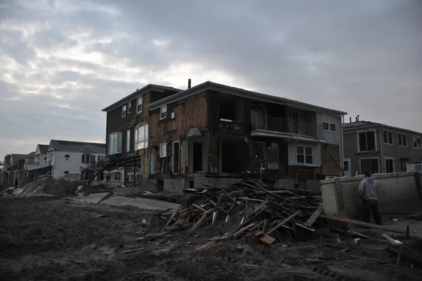 QUEENS, NY - NOVEMBER 11: Damaged houses without power at night in the Rockaway beach - Bel Harbor area due to impact from Hurricane Sandy in Queens, New York, U.S., on November 11, 2012. — Stock Photo, Image