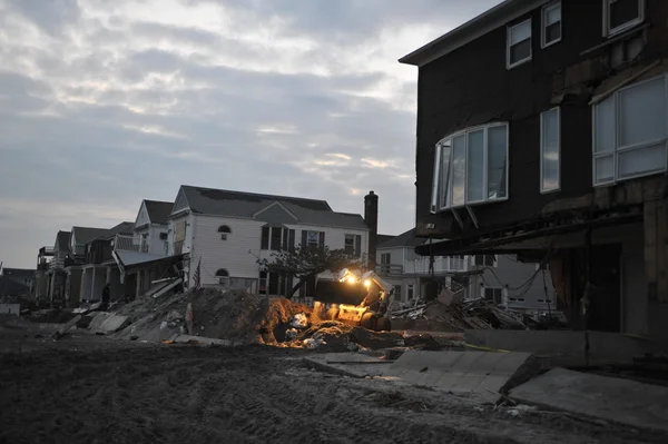 КВИНС, Нью-Йорк - НОЯБРЬ 11: Поврежденные дома без электричества ночью в районе Рокавей-Бич - Бел-Харбор из-за удара урагана Сэнди в Квинсе, Нью-Йорк, США, 11 ноября 2012 года . — стоковое фото