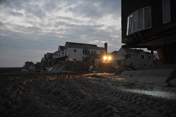 КВИНС, Нью-Йорк - НОЯБРЬ 11: Поврежденные дома без электричества ночью в районе Рокавей-Бич - Бел-Харбор из-за удара урагана Сэнди в Квинсе, Нью-Йорк, США, 11 ноября 2012 года
.