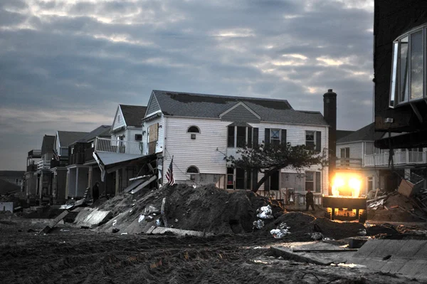 QUEENS, NY - 11 DE NOVIEMBRE: Casas dañadas sin electricidad por la noche en la playa Rockaway - área de Bel Harbor debido al impacto del huracán Sandy en Queens, Nueva York, EE.UU., el 11 de noviembre de 2012 . — Foto de Stock
