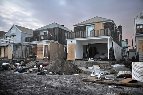 QUEENS, NY - NOVEMBER 11: Damaged houses without power at night in the Rockaway beach - Bel Harbor area due to impact from Hurricane Sandy in Queens, New York, U.S., on November 11, 2012. — Stock Photo, Image