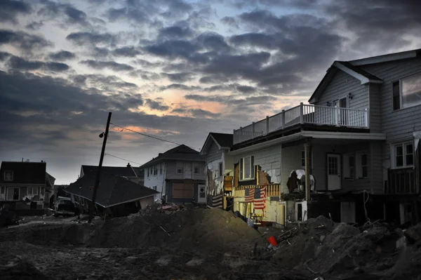 QUEENS, NY - NOVEMBER 11: Damaged houses without power at night in the Rockaway beach - Bel Harbor area due to impact from Hurricane Sandy in Queens, New York, U.S., on November 11, 2012. — Stock Photo, Image