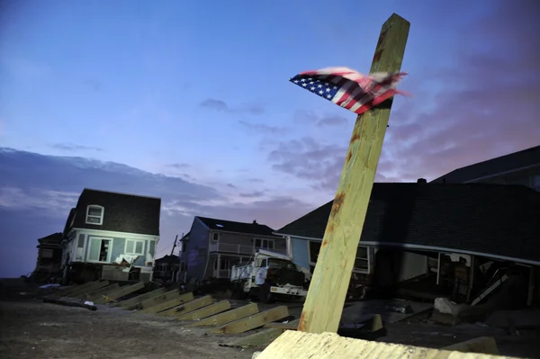 QUEENS, NY - 11 DE NOVIEMBRE: Casas dañadas sin electricidad por la noche en la playa Rockaway - área de Bel Harbor debido al impacto del huracán Sandy en Queens, Nueva York, EE.UU., el 11 de noviembre de 2012 . —  Fotos de Stock