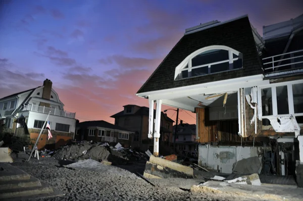 QUEENS, NY - NOVEMBRO 11: Casas danificadas sem energia à noite na praia Rockaway - Bel Harbor area due to impact from Hurricane Sandy in Queens, New York, U.S., on November 11, 2012 . — Fotografia de Stock