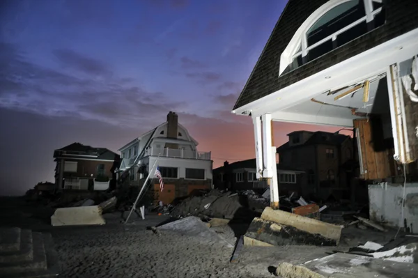 QUEENS, NY - NOVEMBER 11: Damaged houses without power at night in the Rockaway beach - Bel Harbor area due to impact from Hurricane Sandy in Queens, New York, U.S., on November 11, 2012. — Stock Photo, Image