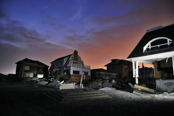 QUEENS, NY - NOVEMBER 11: Damaged houses without power at night in the Rockaway beach - Bel Harbor area due to impact from Hurricane Sandy in Queens, New York, U.S., on November 11, 2012. — Stock Photo, Image