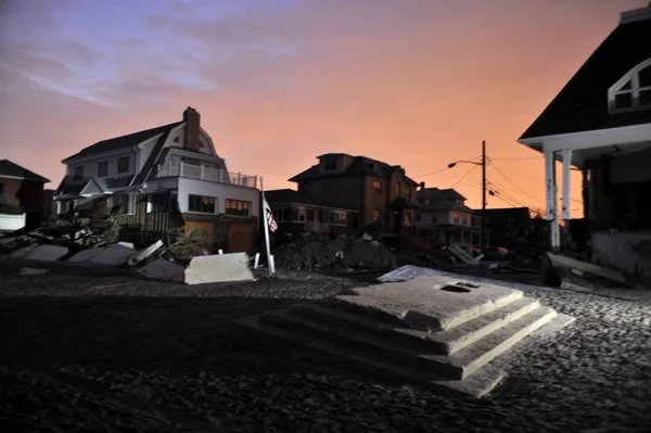 QUEENS, NY - NOVEMBER 11: Damaged houses without power at night in the Rockaway beach - Bel Harbor area due to impact from Hurricane Sandy in Queens, New York, U.S., on November 11, 2012. — Stock Photo, Image