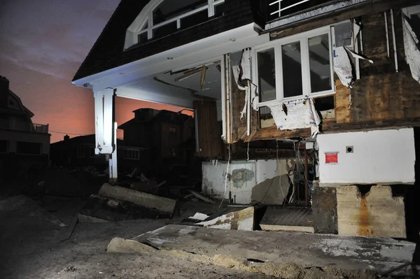 QUEENS, NY - NOVEMBER 11: Damaged houses without power at night in the Rockaway beach - Bel Harbor area due to impact from Hurricane Sandy in Queens, New York, U.S., on November 11, 2012. — Stock Photo, Image