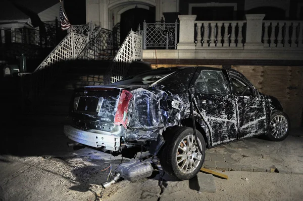 QUEENS, NY - NOVEMBER 11: Damaged car in the Rockaway beach area due to impact from Hurricane Sandy in Queens, New York, U.S., on November 11, 2012. — Stock Photo, Image