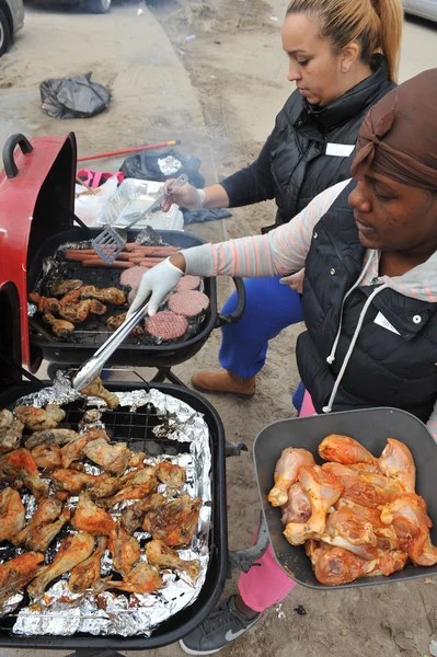 Queens, ny - 11 november: få hjälp med varm mat, kläder och levererar i rockaway beach efter påverkan från orkanen sandstranden i queens, new york, USA, den 11 november, 2012. — Stockfoto