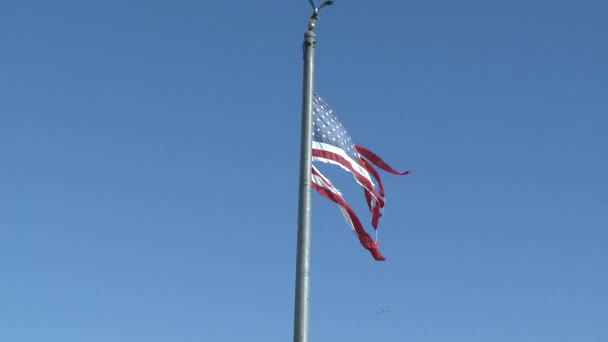 NEW YORK, NY - 09 NOVEMBRE : Un drapeau américain déchiré flotte de la cour avant d'une maison dans une zone endommagée Le 9 novembre 2012 dans la partie Breezy Point de Far Rockaway dans l'arrondissement Queens de NY . — Video