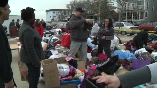 QUEENS, NY - NOVEMBRO 11: recebendo ajuda com alimentos quentes, roupas e suprimentos na área da praia de Rockaway após o impacto do furacão Sandy em Queens, Nova York, EUA, em 11 de novembro de 2012 . — Vídeo de Stock