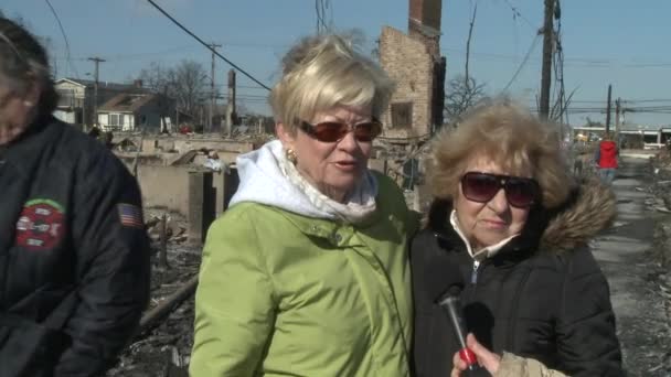 New york, ny - november 09: ingezetenen naar scènes van orkaan zandstrand de nasleep in het luchtig punt deel van far rockaway op 9 november 2012 in de borough queens van new york city. — Stockvideo