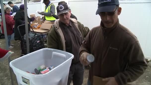 QUEENS, NY - NOVEMBRO 11: recebendo ajuda com alimentos quentes, roupas e suprimentos na área da praia de Rockaway após o impacto do furacão Sandy em Queens, Nova York, EUA, em 11 de novembro de 2012 . — Vídeo de Stock