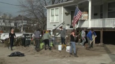 Queens, ny - Kasım 11: 11 Kasım 2012 tarihinde queens, new york, ABD, kumlu kasırga sonra yerleşim bölgesinde rockaway plaj kum temizleme gönüllüler.