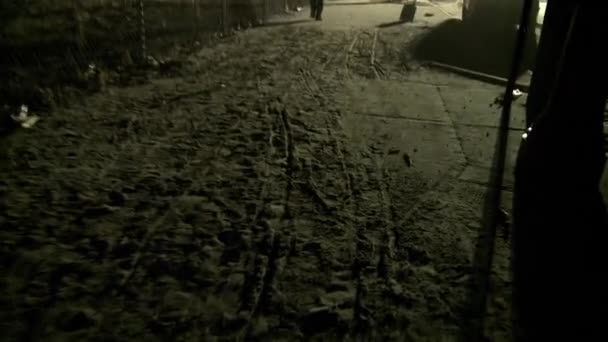 QUEENS, NY - 11 DE NOVIEMBRE: Casas dañadas sin electricidad por la noche en la playa Rockaway - área de Bel Harbor debido al impacto del huracán Sandy en Queens, Nueva York, EE.UU., el 11 de noviembre de 2012 . — Vídeos de Stock