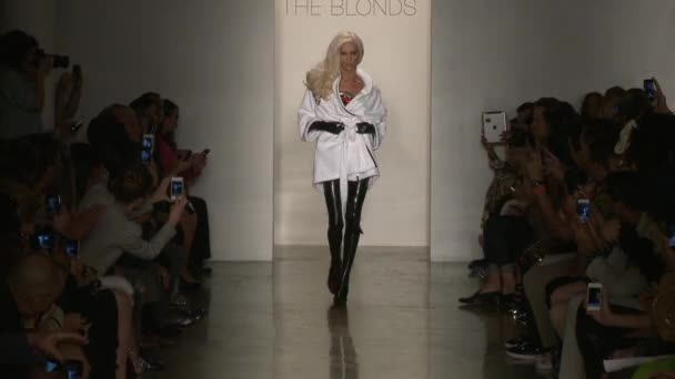 NUEVA YORK SEPTIEMBRE 11 Modelo pasea por la pasarela de la Colección Blonds para la Primavera Verano 2013 durante Mercedes Benz NY Fashion Week el 11 de septiembre de 2012 en Nueva York — Vídeo de stock