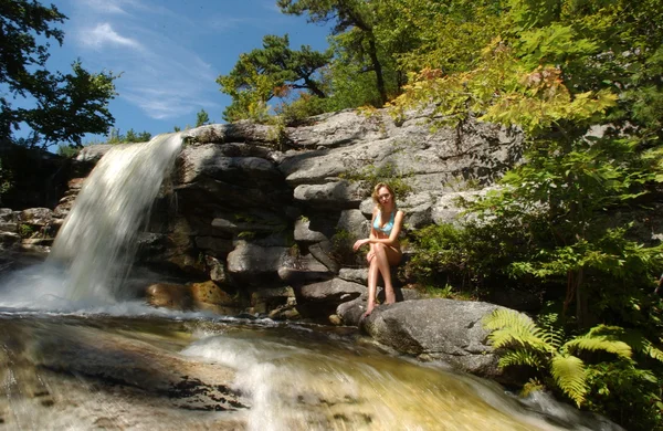 Sexy vrouwelijke model bezit in en rond watervallen op kaatskils bergen upstate ny — Stockfoto