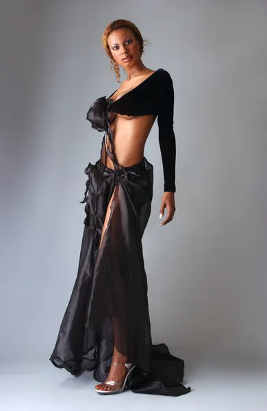 Hermosa modelo afroamericano posando usando vestidos de moda — Foto de Stock